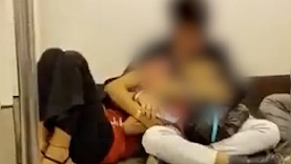 A train of kisses on Delhi metro amazes netizens, some say 'great CPR'