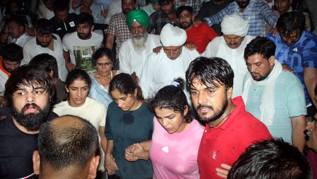 Wrestlers Protest: UWW condemns grapplers' detention, threatens to suspend WFI if elections are not held Wrestlers Protest: UWW condemns grapplers' detention, threatens to suspend WFI if elections are not held