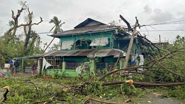 Death and Destruction: Power lines down, buildings crumble as Cyclone ...