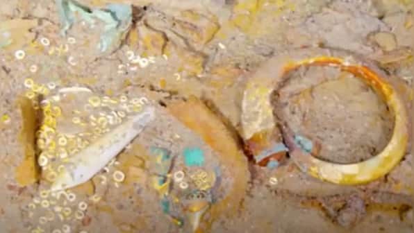 Megalodon shark tooth necklace found in Titanic wreck