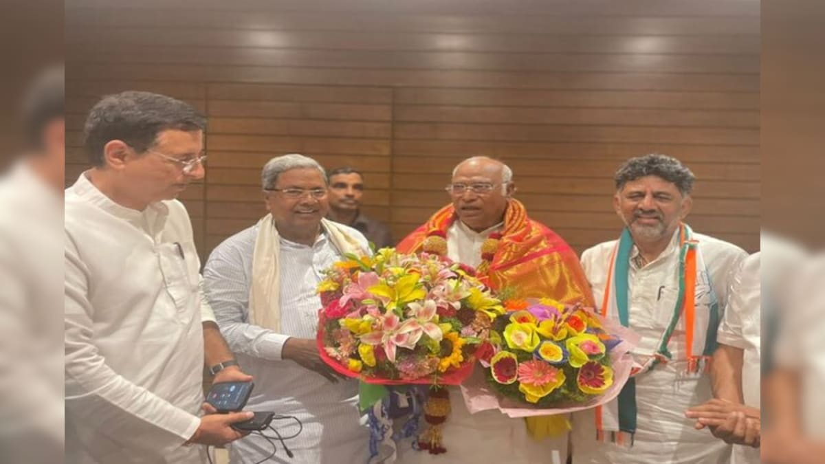 Congress MLAs authorise party chief Kharge to pick Karnataka CM amid tussle between Siddaramiah & DK Shivakumar