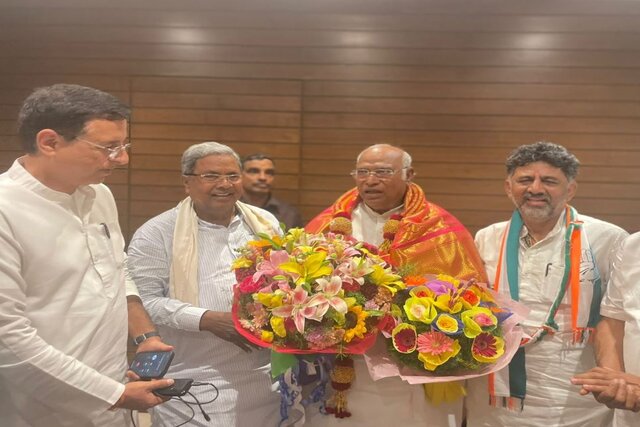 Congress MLAs authorise party chief Kharge to pick Karnataka CM amid tussle between Siddaramiah & DK Shivakumar Congress MLAs authorise party chief Kharge to pick Karnataka CM amid tussle between Siddaramiah & DK Shivakumar