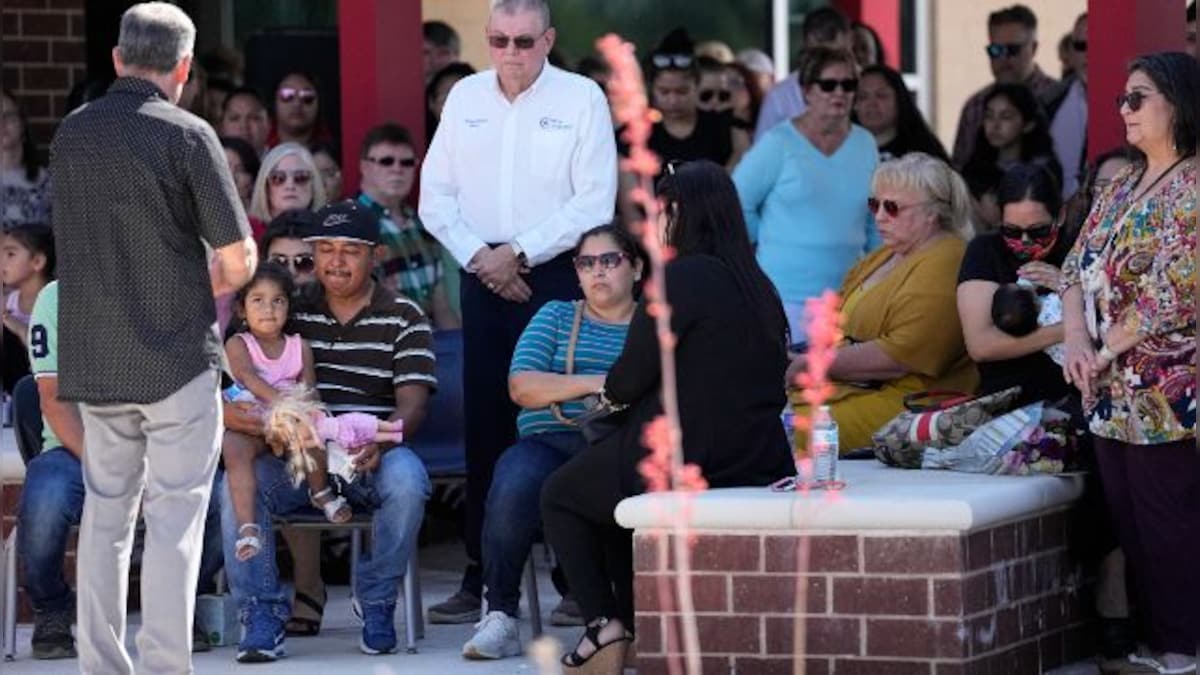 Widening manhunt for Texas gunman slowed by 'zero leads'