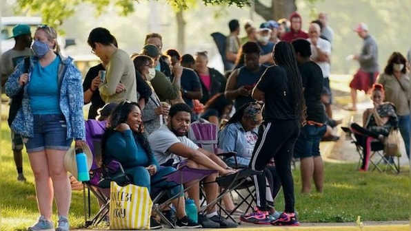 US weekly jobless claims rise to year-and-a-half high, layoffs unlikely 