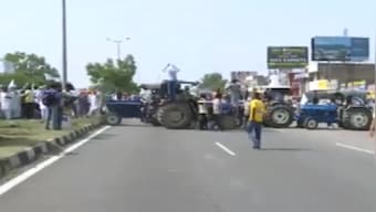 WATCH: Farmers block road in Kurukshetra as they gather for mahapanchayat demanding MSP on sunflower seed