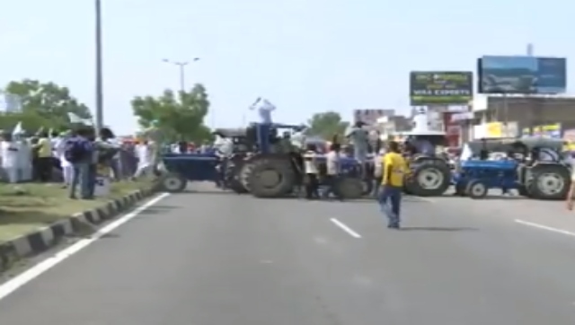 WATCH: Farmers block road in Kurukshetra as they gather for mahapanchayat demanding MSP on sunflower seed WATCH: Farmers block road in Kurukshetra as they gather for mahapanchayat demanding MSP on sunflower seed
