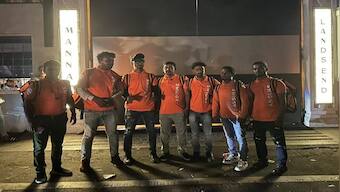 'Hum dinner leke aagaye': Swiggy employees show up at SRK’s Mannat; here's why