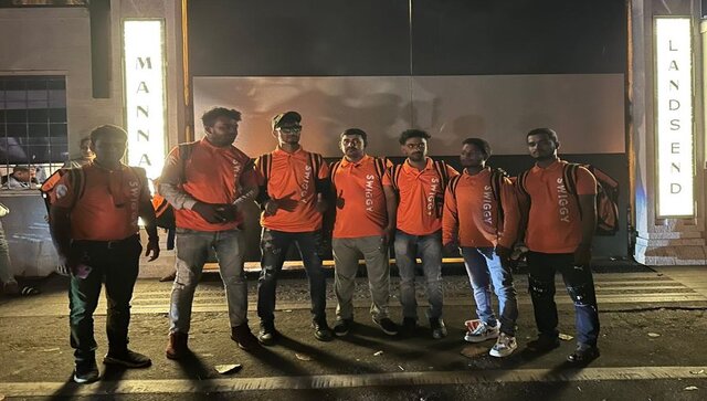 'Hum dinner leke aagaye': Swiggy employees show up at SRK’s Mannat; here's why 'Hum dinner leke aagaye': Swiggy employees show up at SRK’s Mannat; here's why