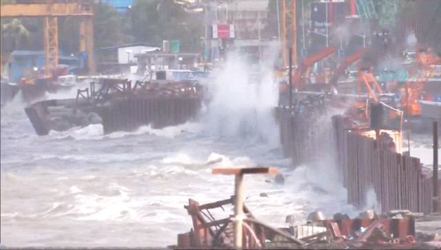 Cyclone Biparjoy: High tide expected in Mumbai at 10:29 am today Cyclone Biparjoy: High tide expected in Mumbai at 10:29 am today