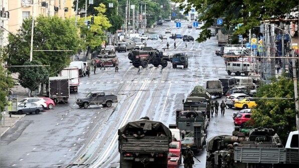 Russian helicopters battle rebel mercenaries rolling towards Moscow