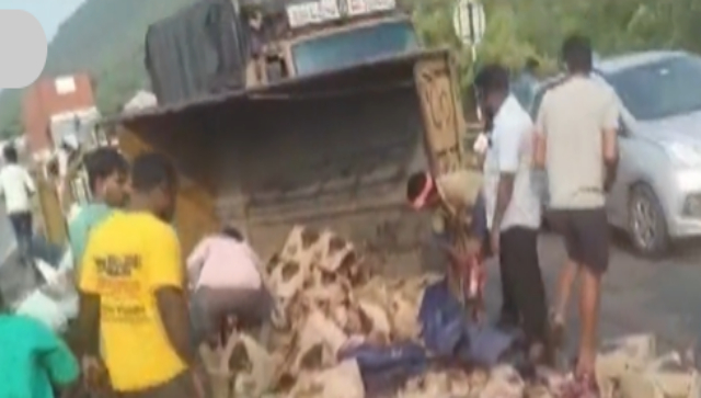 WATCH: 'Happy hours' for Andhra locals after truck overturns on highway WATCH: 'Happy hours' for Andhra locals after truck overturns on highway
