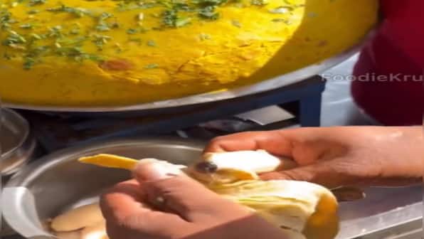 Gujarat street vendor ditches potato for 'banana pani puri'; Twitter reacts to bizarre combo