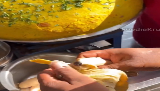 Gujarat street vendor ditches potato for 'banana pani puri'; Twitter reacts to bizarre combo Gujarat street vendor ditches potato for 'banana pani puri'; Twitter reacts to bizarre combo