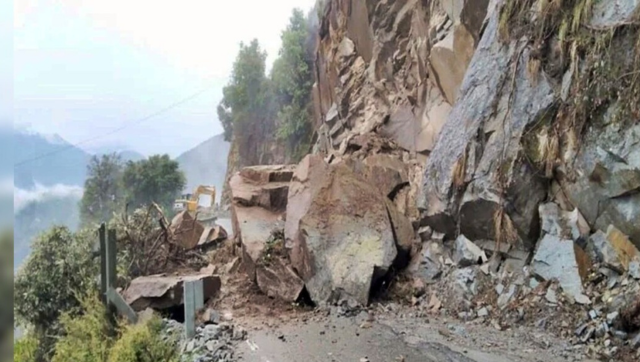Landslide causes stranded travelers in Uttarakhand, rescue efforts underway Landslide causes stranded travelers in Uttarakhand, rescue efforts underway