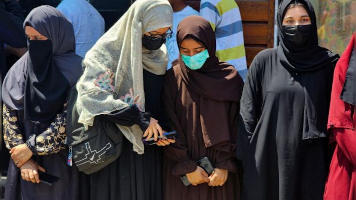 Did a school in Srinagar 'ban' students from wearing abayas?