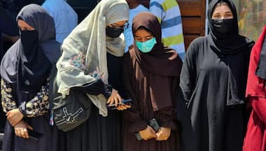 Did a school in Srinagar 'ban' students from wearing abayas?