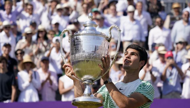 Carlos Alcaraz wins Queen's Club title; Jelena Ostapenko wins Birmingham Classic Carlos Alcaraz wins Queen's Club title; Jelena Ostapenko wins Birmingham Classic