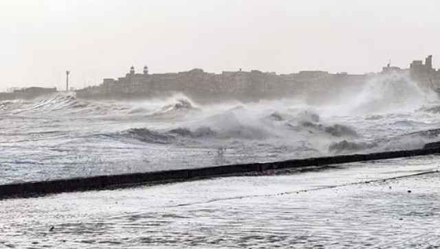 India LIVE Updates: Cyclone Biparjoy's landfall process likely to continue till midnight, says meteorologist India LIVE Updates: Cyclone Biparjoy's landfall process likely to continue till midnight, says meteorologist
