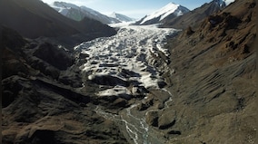 Climate Crisis: Why China is putting blankets on a glacier