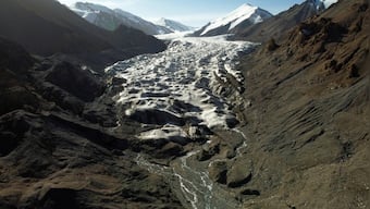 Climate Crisis: Why China is putting blankets on a glacier