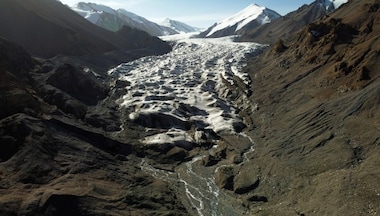 Climate Crisis: Why China is putting blankets on a glacier