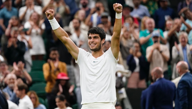 Watch: Carlos Alcaraz plays 'impossible' around-the-net shot against Matteo Berrettini at Wimbledon Watch: Carlos Alcaraz plays 'impossible' around-the-net shot against Matteo Berrettini at Wimbledon