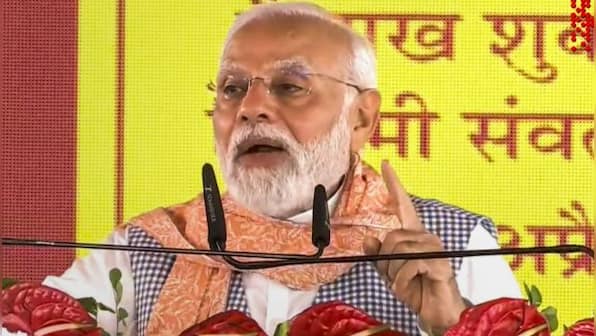 PM Modi flags off Vande Bharat Express from Gorakhpur railway station