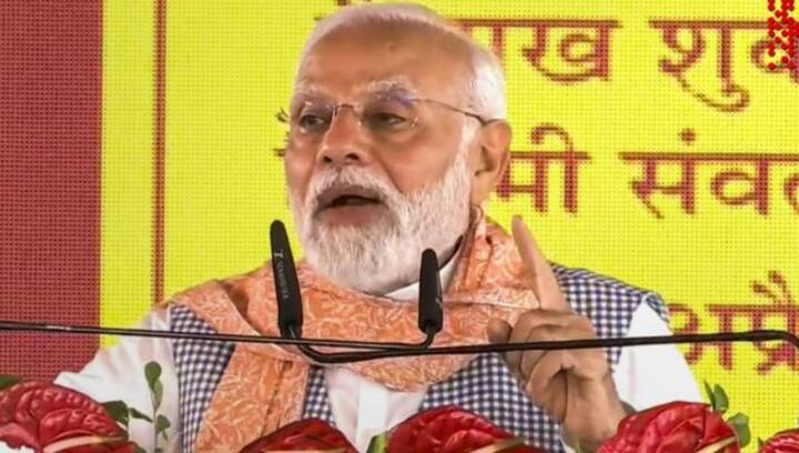 PM Modi flags off Vande Bharat Express from Gorakhpur railway station