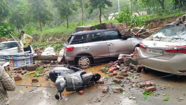 WATCH: Wall collapse dented parked cars in Delhi's Kalkaji after heavy rains lash Delhi-NCR WATCH: Wall collapse dented parked cars in Delhi's Kalkaji after heavy rains lash Delhi-NCR