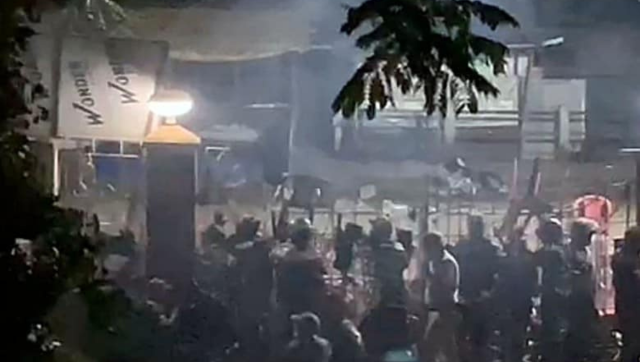 5 injured as mob attacks Meghalaya chief minister's office 5 injured as mob attacks Meghalaya chief minister's office