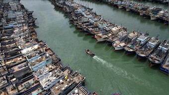 Typhoon Doksuri shuts businesses, cancels hundreds of flights in Taiwan
