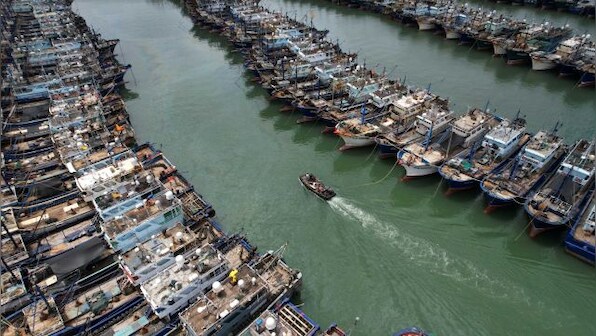 Typhoon Doksuri shuts businesses, cancels hundreds of flights in Taiwan