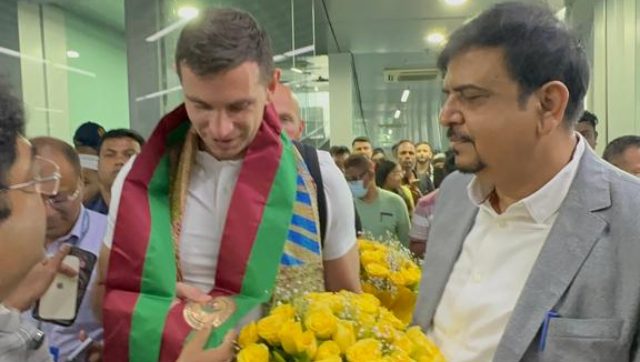 'Happy to be in India': FIFA World Cup winner Emiliano Martinez arrives in Kolkata 'Happy to be in India': FIFA World Cup winner Emiliano Martinez arrives in Kolkata