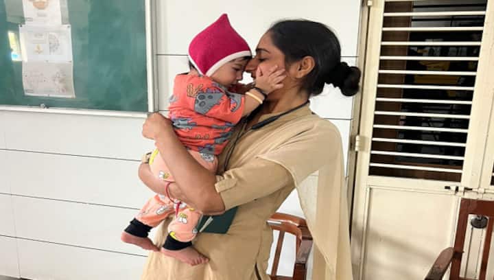 Gujarat woman constable plays with 6-month-old baby as mother appears for exam; internet reacts