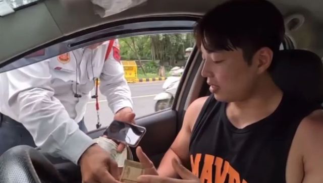 Delhi traffic cop slaps Rs 5,000 fine on Korean man without receipt; here's what happened next Delhi traffic cop slaps Rs 5,000 fine on Korean man without receipt; here's what happened next