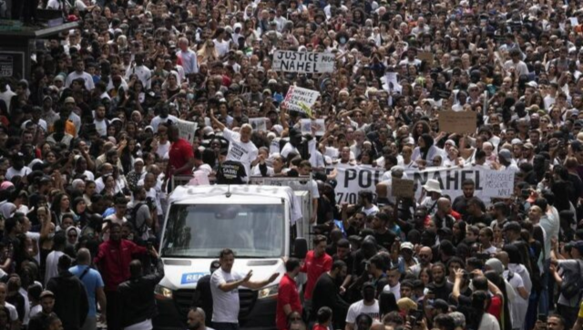 Hundreds defy Paris protest ban a week after riots Hundreds defy Paris protest ban a week after riots