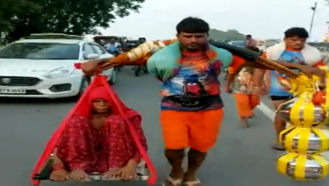Kanwar Yatra 2023: Video of man carrying mother and Ganga water in Haridwar melts hearts Kanwar Yatra 2023: Video of man carrying mother and Ganga water in Haridwar melts hearts