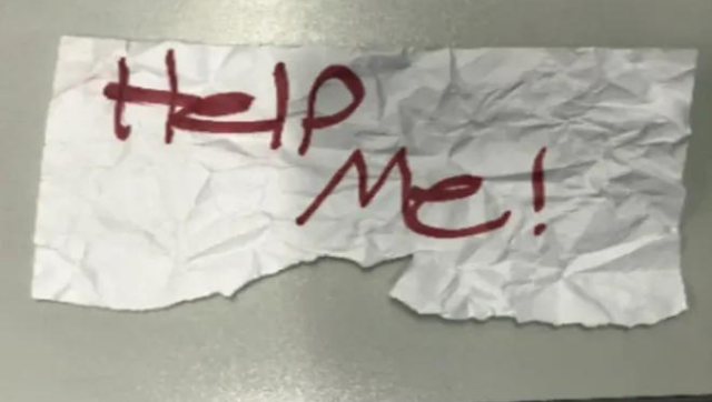 Help Me! 13-yr-old girl rescued after flashing handwritten sign from kidnapper's car Help Me! 13-yr-old girl rescued after flashing handwritten sign from kidnapper's car