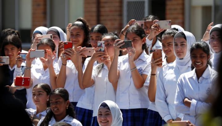 Why does UNESCO want to ban smartphones in schools? Is it effective?