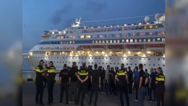 WATCH: Georgians sing Ukrainian national anthem to shoo away Russian cruise liner out of Batumi port WATCH: Georgians sing Ukrainian national anthem to shoo away Russian cruise liner out of Batumi port