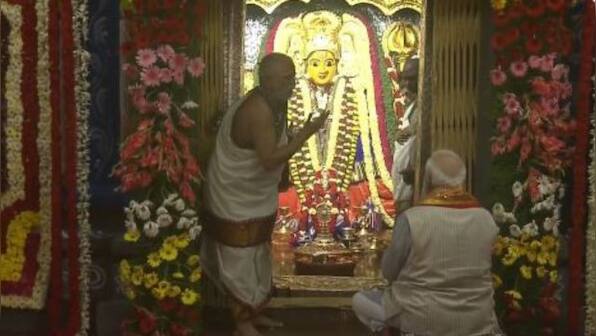 Telangana: PM Modi offers prayers at famous Bhadrakali temple in Warangal