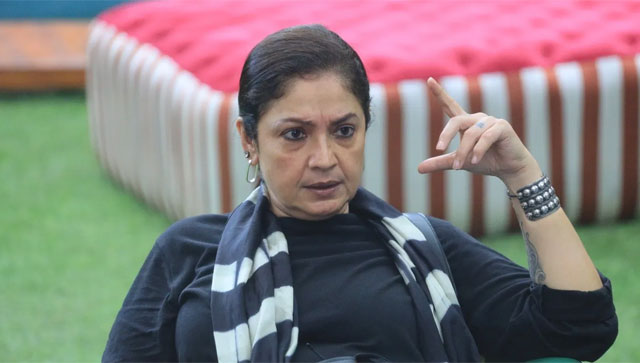 Bigg Boss OTT 2: Pooja Bhatt uses mobile phone; reads script inside BB house; fans baffled Bigg Boss OTT 2: Pooja Bhatt uses mobile phone; reads script inside BB house; fans baffled