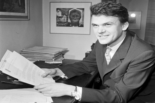 Milan Kundera, Czech writer and former dissident, dies in Paris aged 94 Milan Kundera, Czech writer and former dissident, dies in Paris aged 94