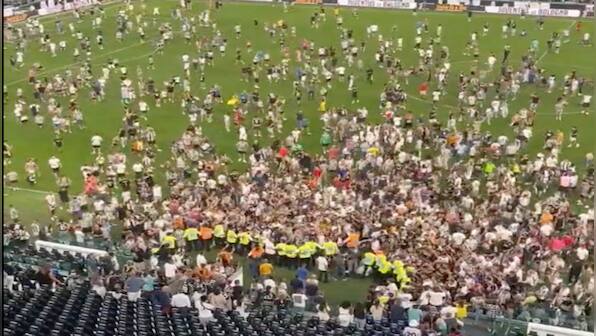 Juventus fans storm stadium pitch to protest against potential Romelu ...