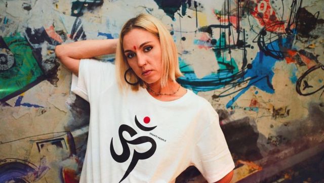 WATCH: Ukrainian singer Uma Shanti insults India's flag at Pune concert; booked for insulting tricolour WATCH: Ukrainian singer Uma Shanti insults India's flag at Pune concert; booked for insulting tricolour