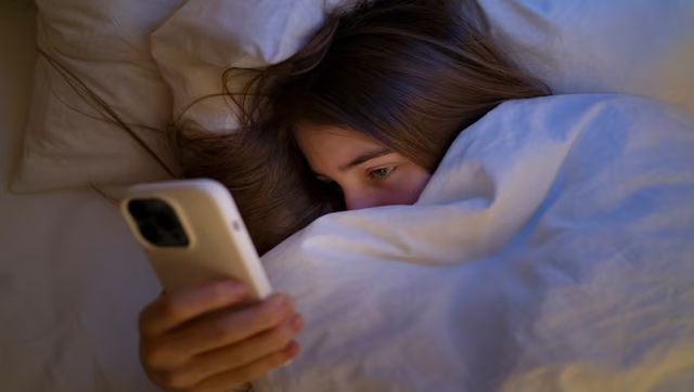 You shouldn’t sleep with your cell phone at night. Here’s why You shouldn’t sleep with your cell phone at night. Here’s why