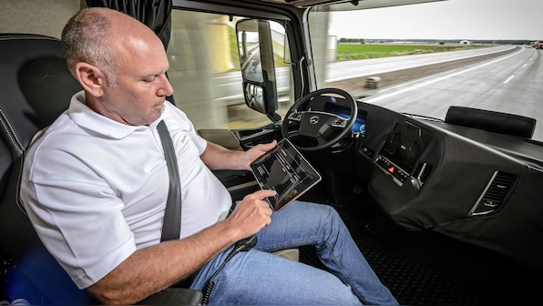 California governor vetoes bill requiring driverless trucks to have safety drivers