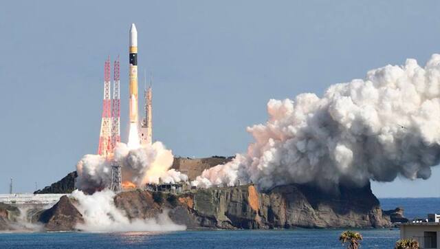Japan aims for the Moon, Stars: Launches lunar mission, space