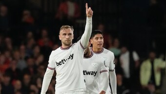 European football roundup: West Ham go top of Premier League; Milan maintain perfect start in Serie A