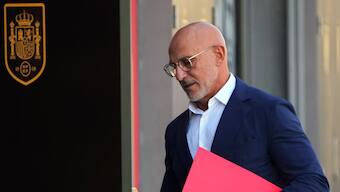 Spain coach Luis de la Fuente apologises for applauding controversial Rubiales speech